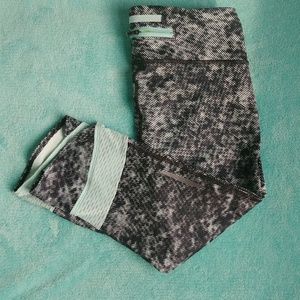 Under Armour size M workout capris